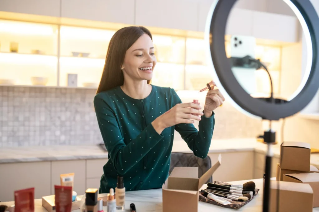 Influencer divulgando produtos da marca do cliente em seu instagram